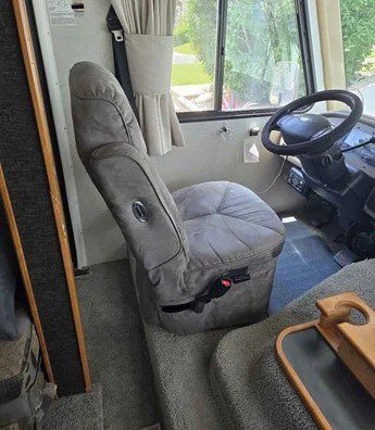 2005 Fleetwood Terra LX 32K Class A Motorhome - Image 8