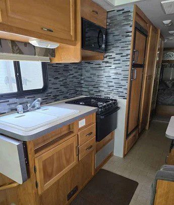 2005 Fleetwood Terra LX 32K Class A Motorhome - Image 9