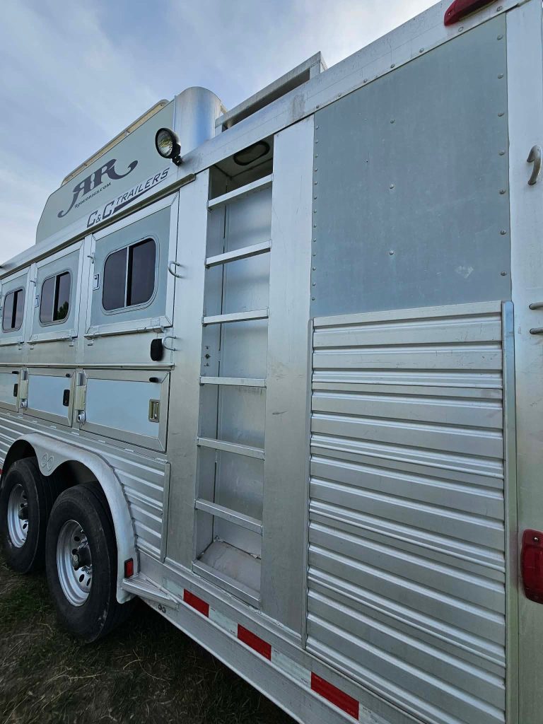 2004 C&C 4 Horse Trailer with living quarters - Image 2
