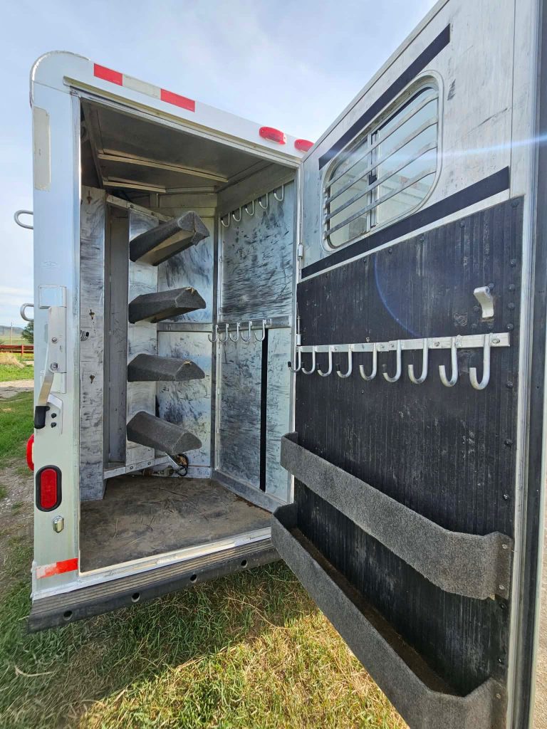 2004 C&C 4 Horse Trailer with living quarters - Image 3