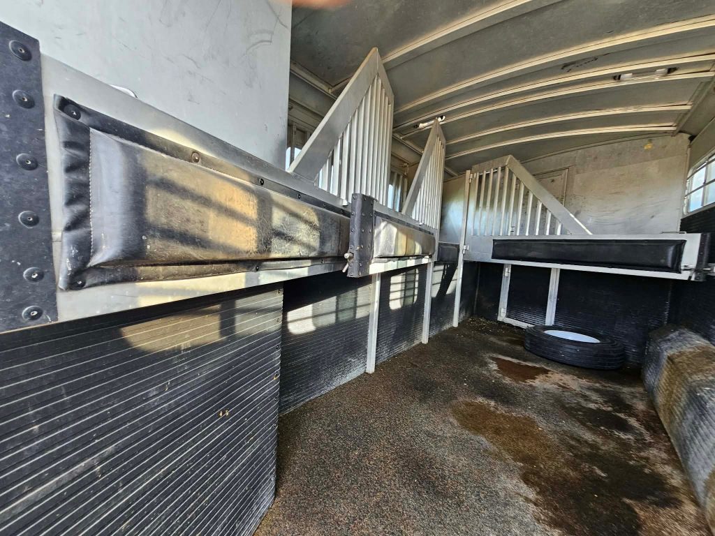 2004 C&C 4 Horse Trailer with living quarters - Image 4
