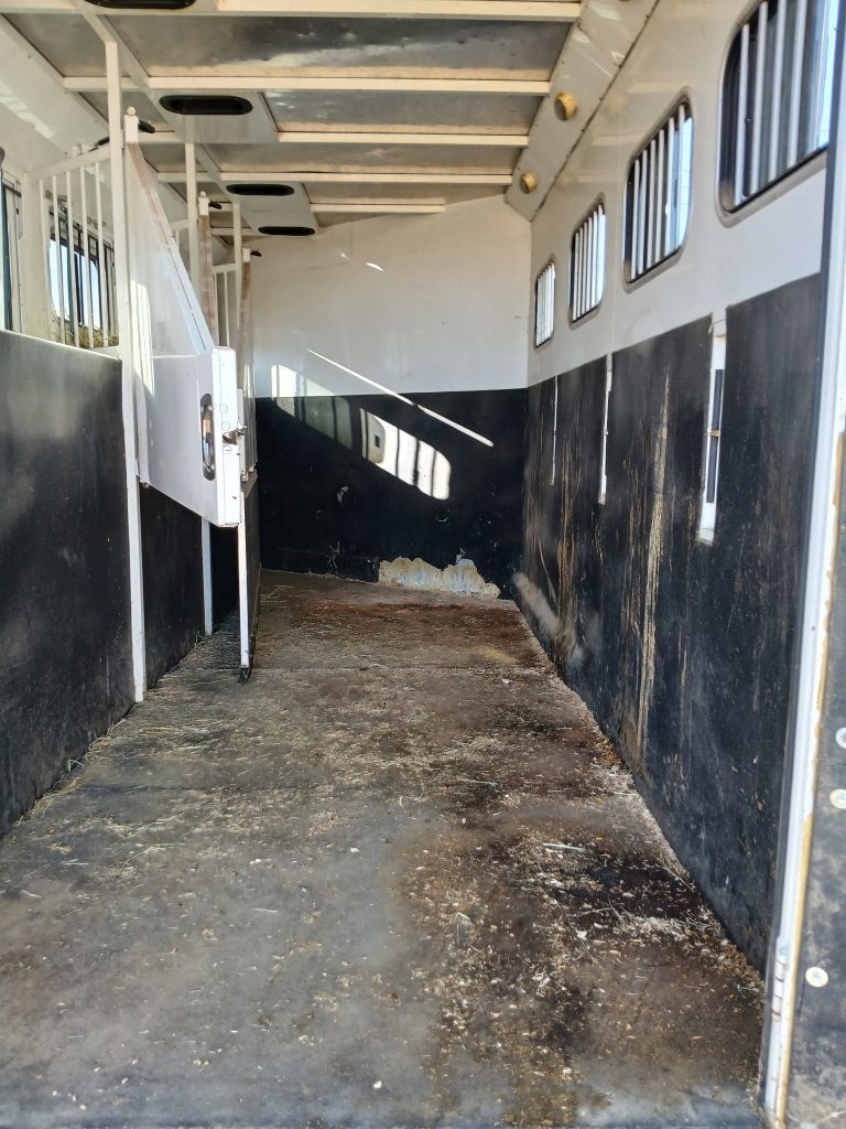 2007 Trails West 4 Horse Living Quarters - Image 9
