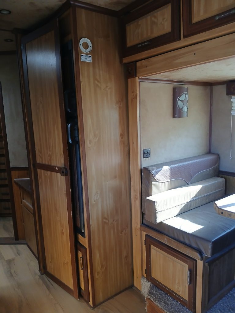 2007 Trails West 4 Horse Living Quarters - Image 7