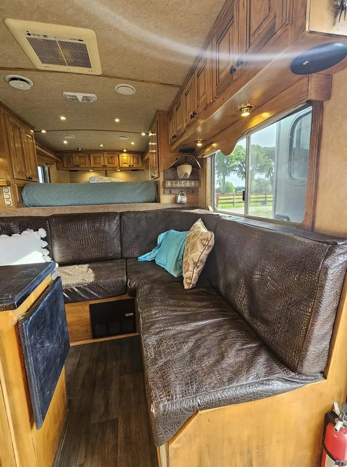 2004 Horse Trailer - Image 10