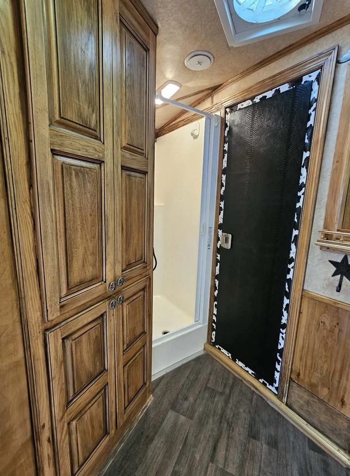 2004 Horse Trailer - Image 8