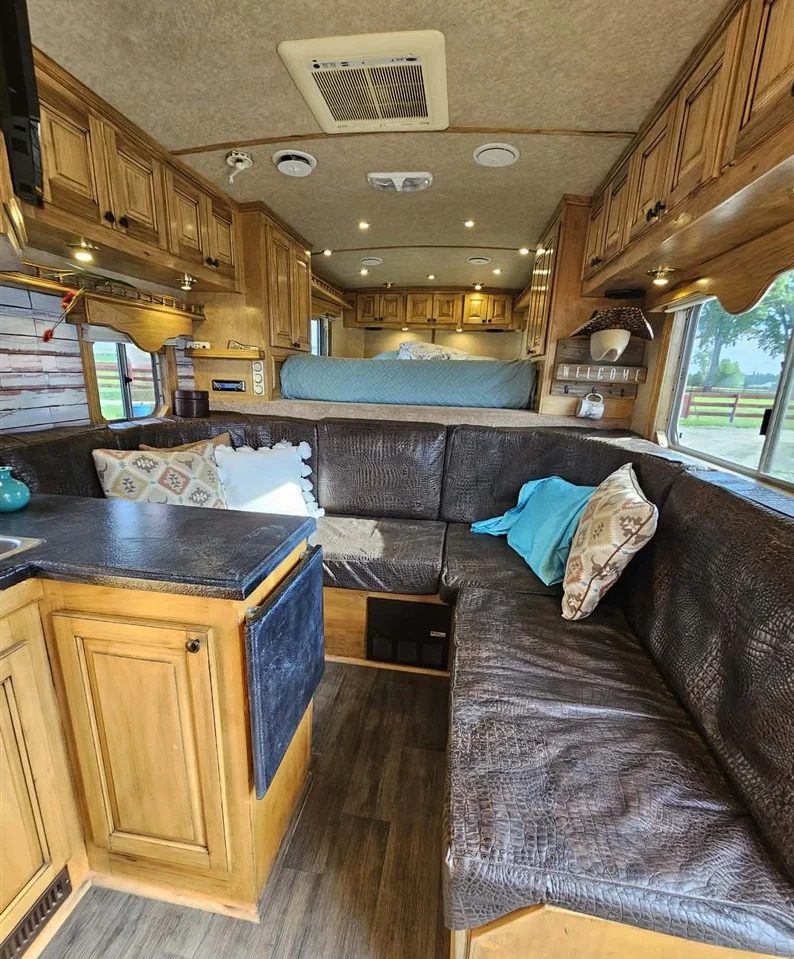 2004 Horse Trailer - Image 15
