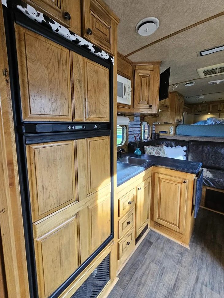 2004 Horse Trailer - Image 13