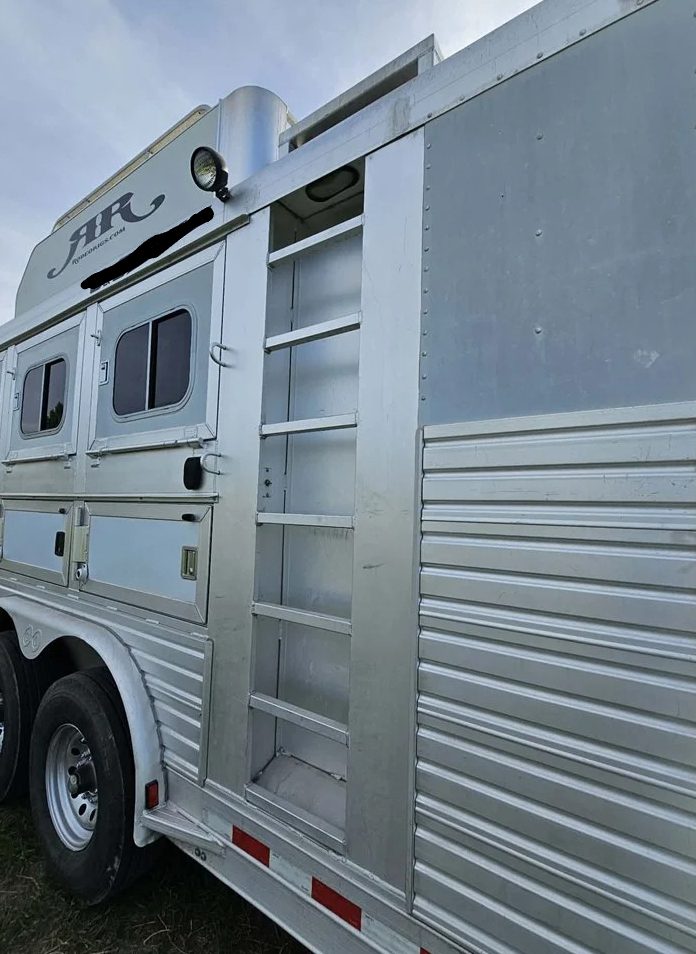 2004 Horse Trailer - Image 2