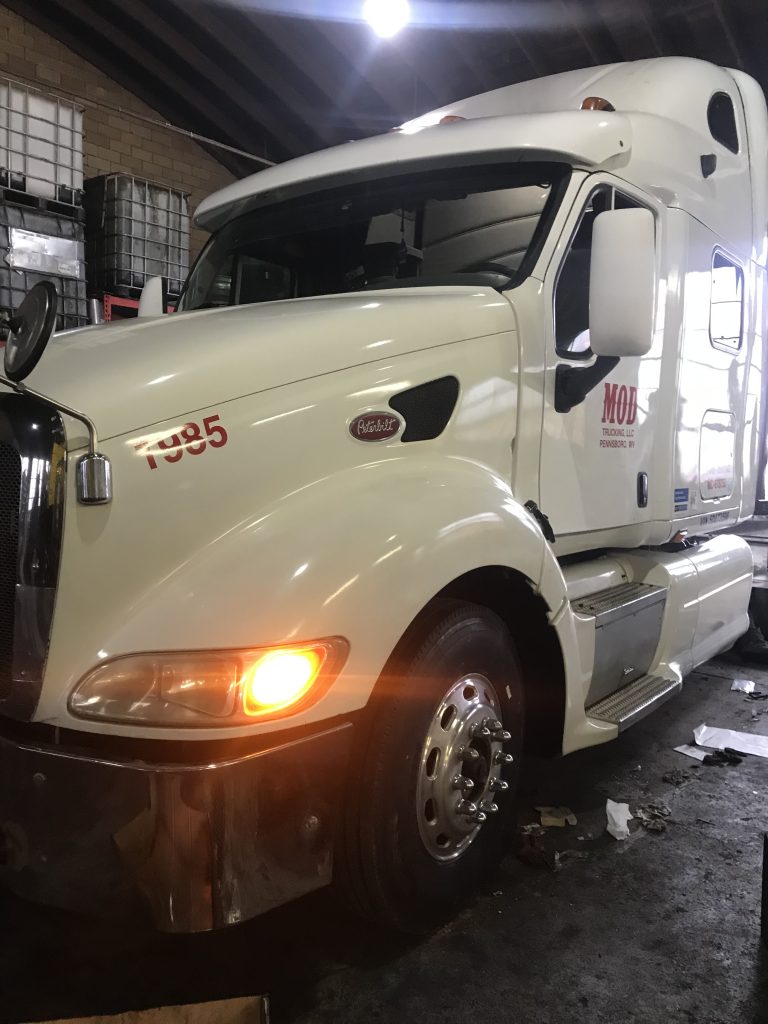 2005 Peterbilt 387 - Image 2