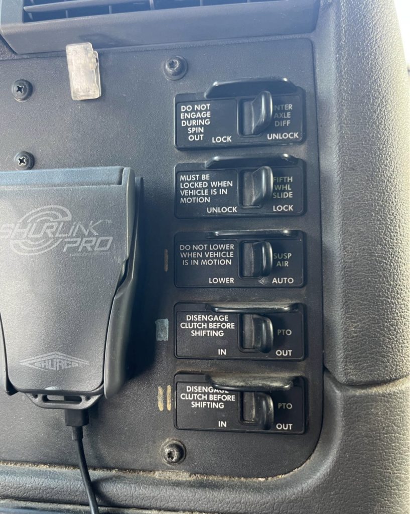 2013 Freightliner Cascadia - Image 8