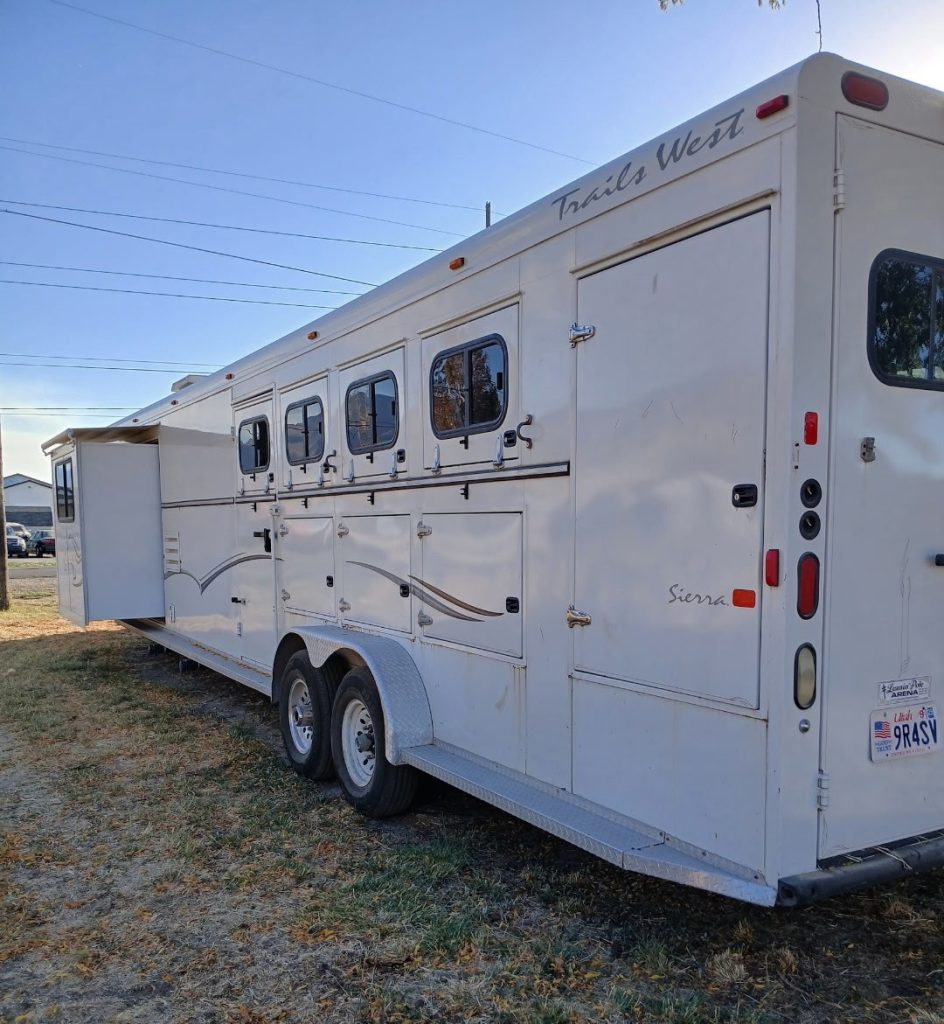 2007 Trails West 4 Horse Living Quarters - Image 3