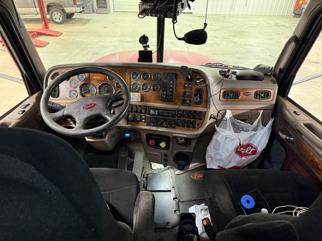 2009 Peterbilt 386 - Image 11