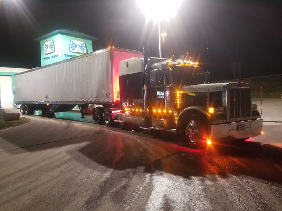 1999 Peterbilt 379 EXD Conventional - Image 4