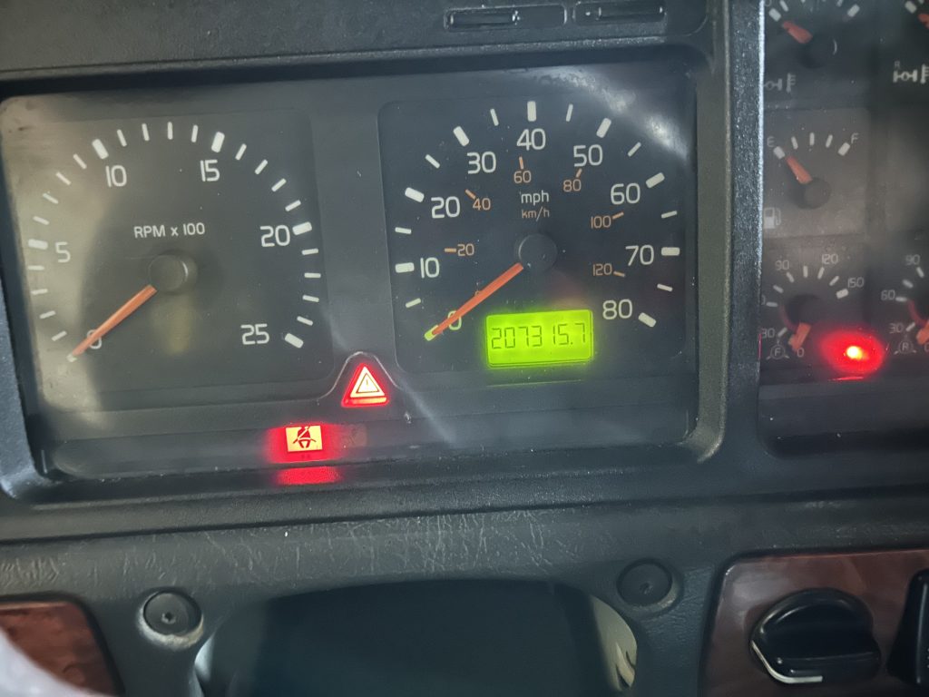 1998 Volvo VN670 Raised-Roof Double Bunk Sleeper - Image 4