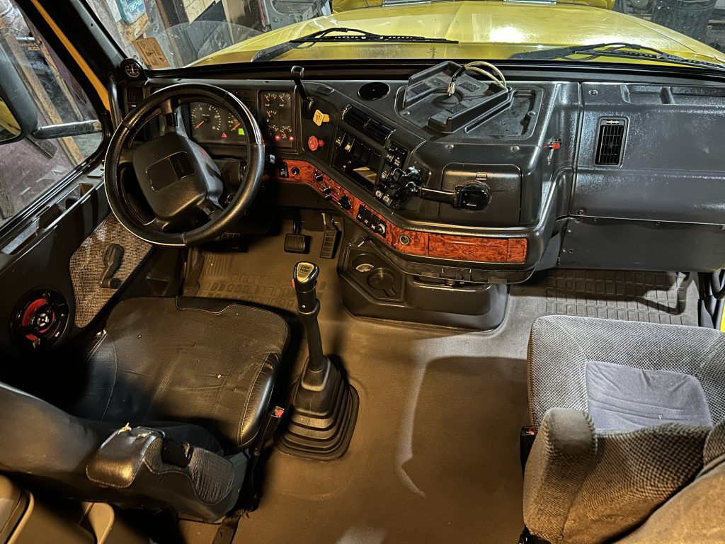 1998 Volvo VN670 Raised-Roof Double Bunk Sleeper - Image 6
