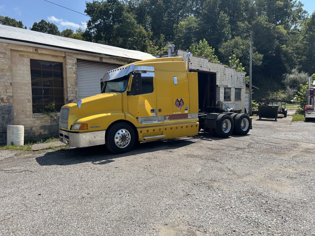 1998 Volvo VN670 Raised-Roof Double Bunk Sleeper