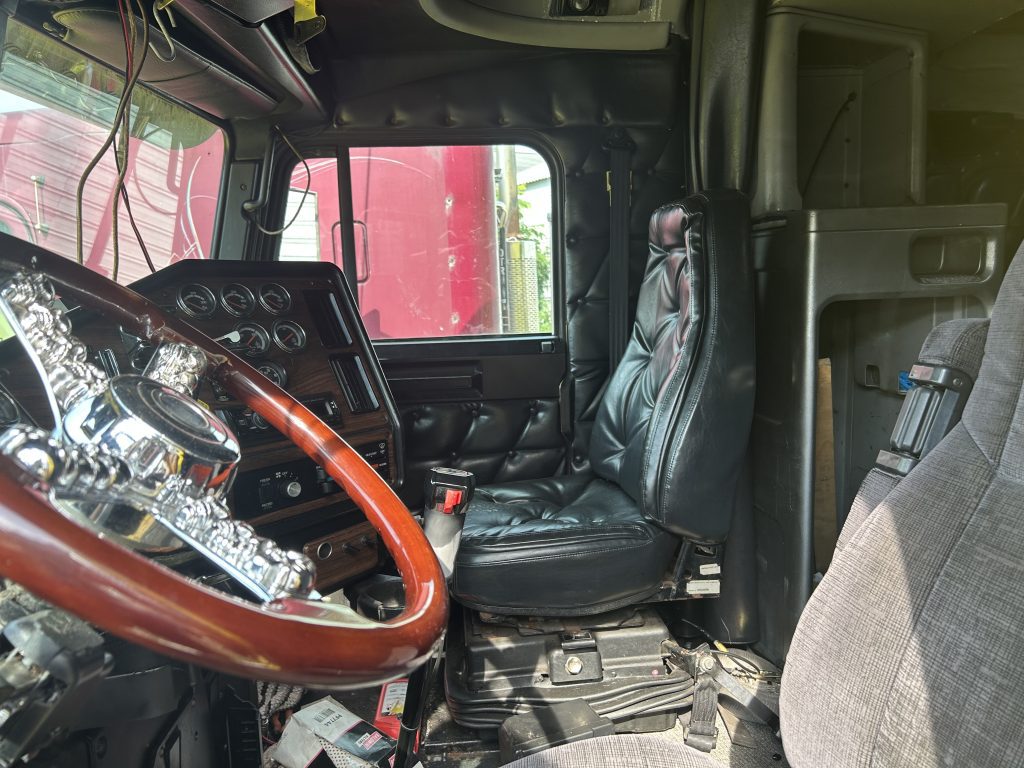 1998 Freightliner Classic - Image 7