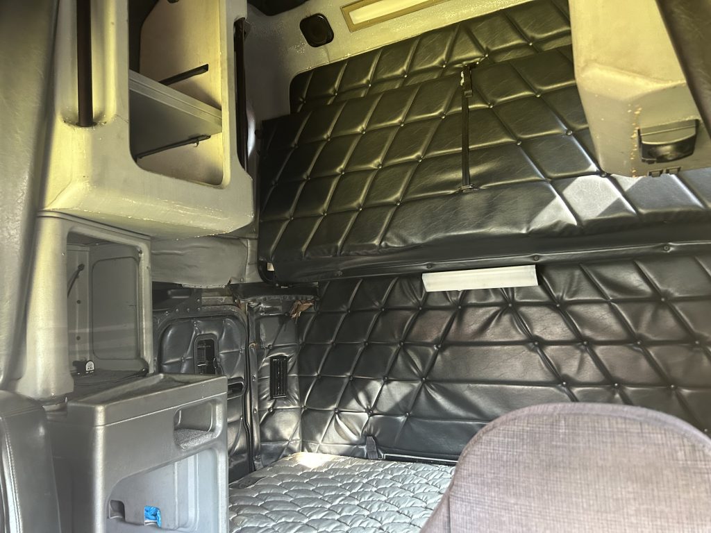 1998 Freightliner Classic - Image 6