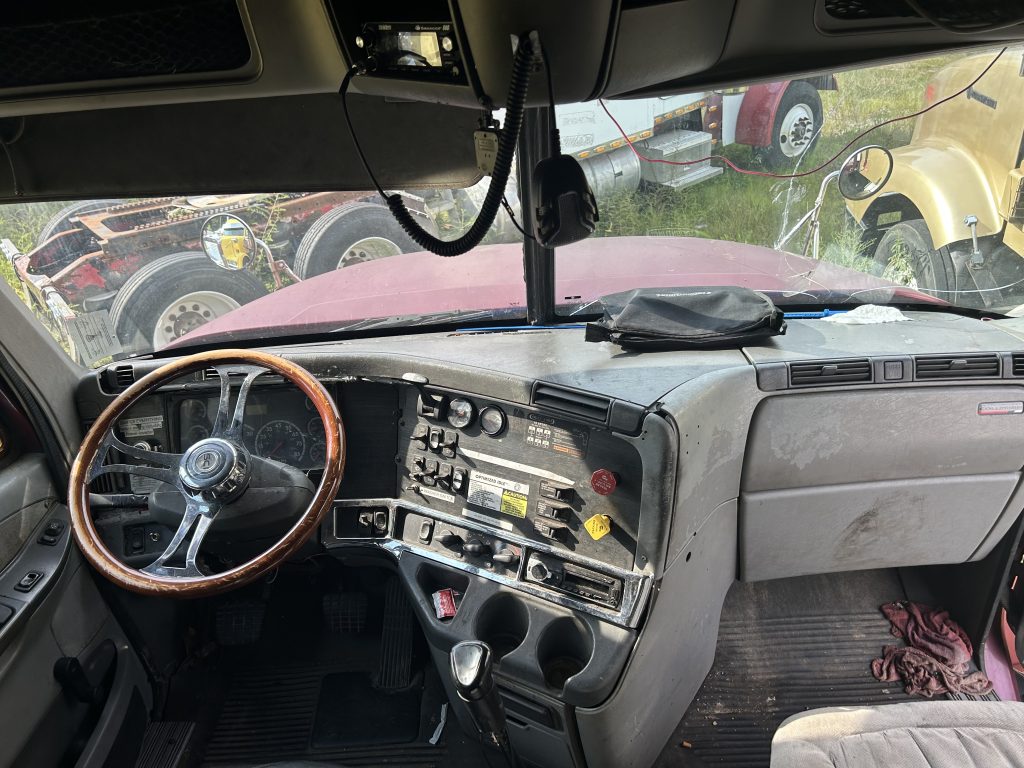 2006 Freightliner Conventional Sleeper Tractor - Image 5