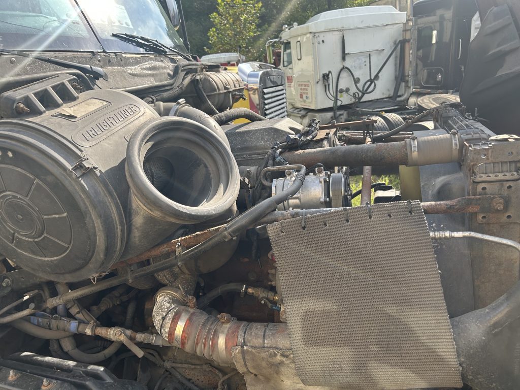 2006 Freightliner Conventional Sleeper Tractor - Image 4
