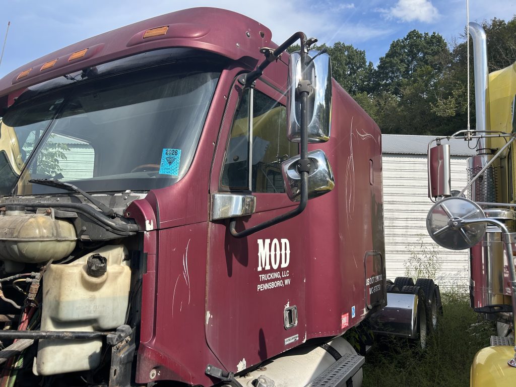 2006 Freightliner Conventional Sleeper Tractor - Image 2