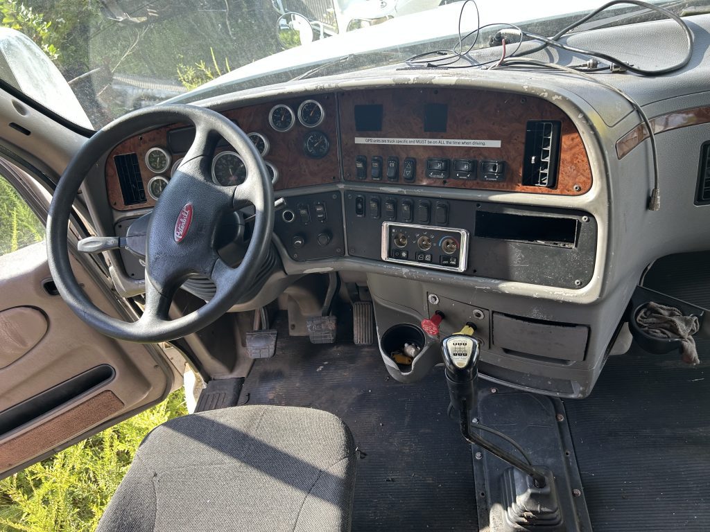 2005 Peterbilt 387 - Image 4