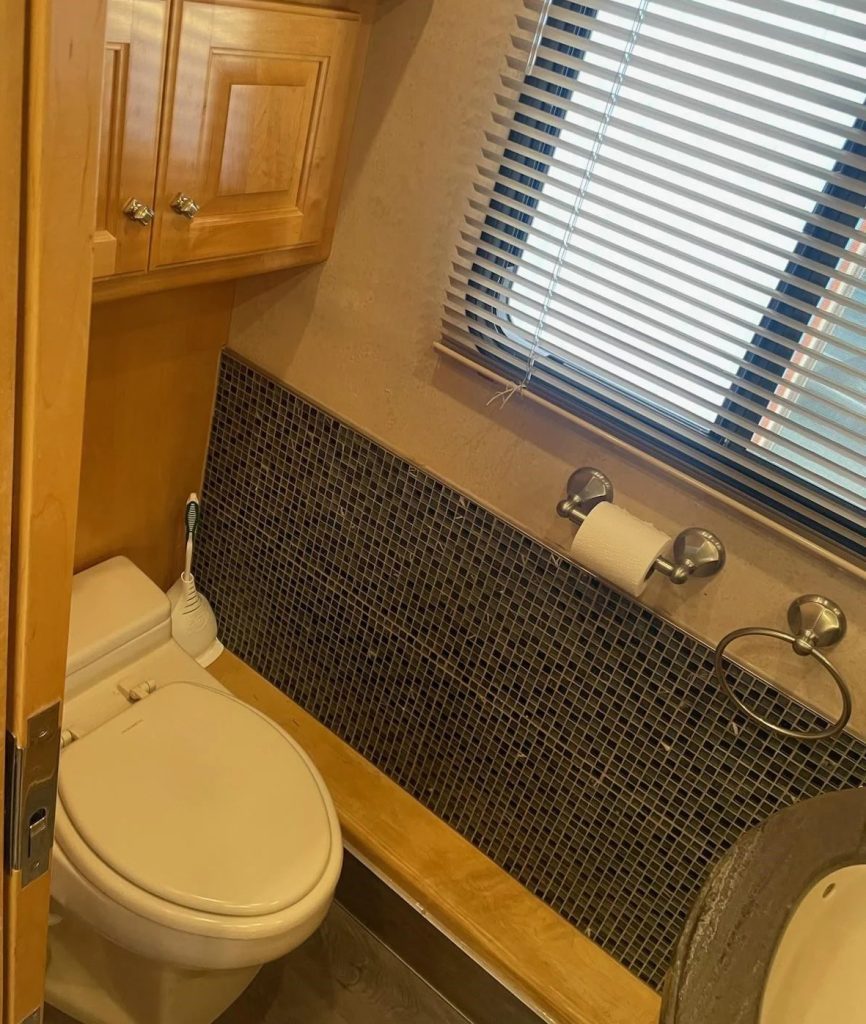2005 COUNTRY COACH MAGNA 630 REMBRANDT - Image 14