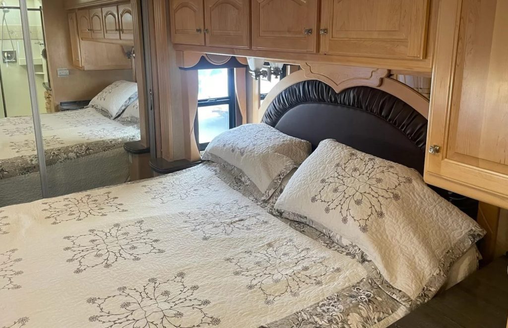 2005 COUNTRY COACH MAGNA 630 REMBRANDT - Image 9