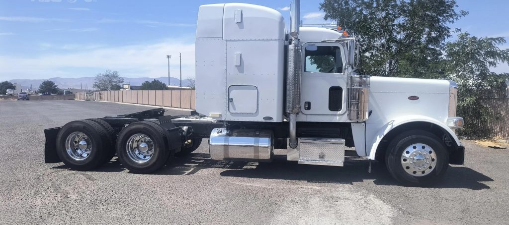 2009 PETERBILT 388 - Image 3