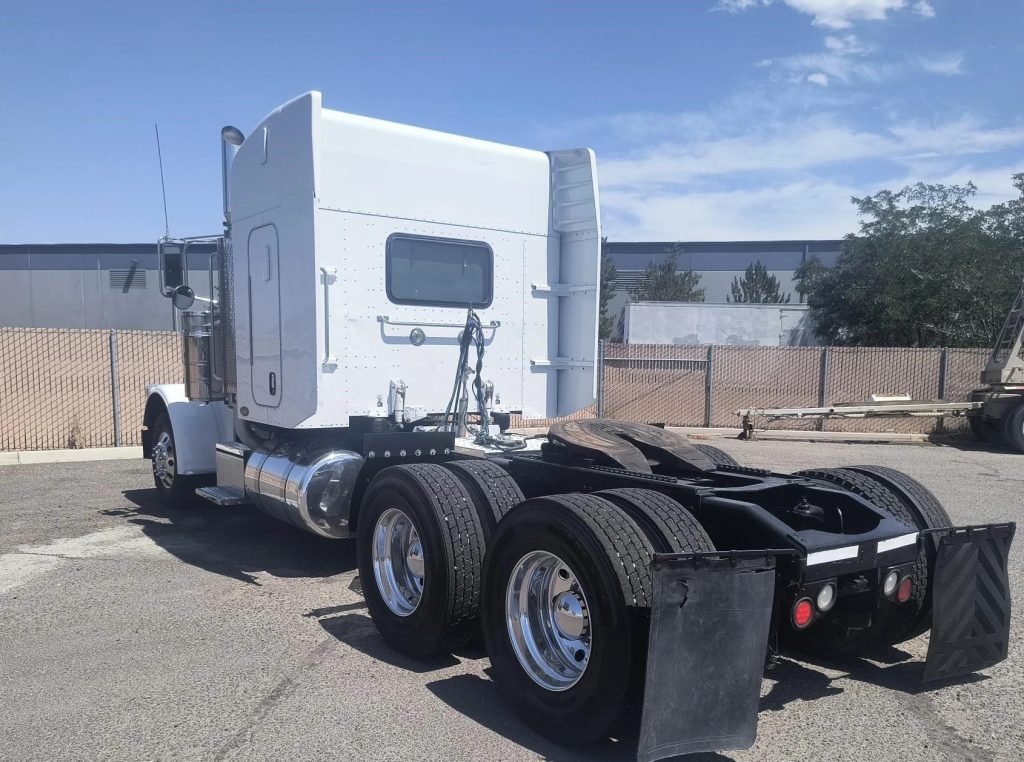 2009 PETERBILT 388 - Image 4