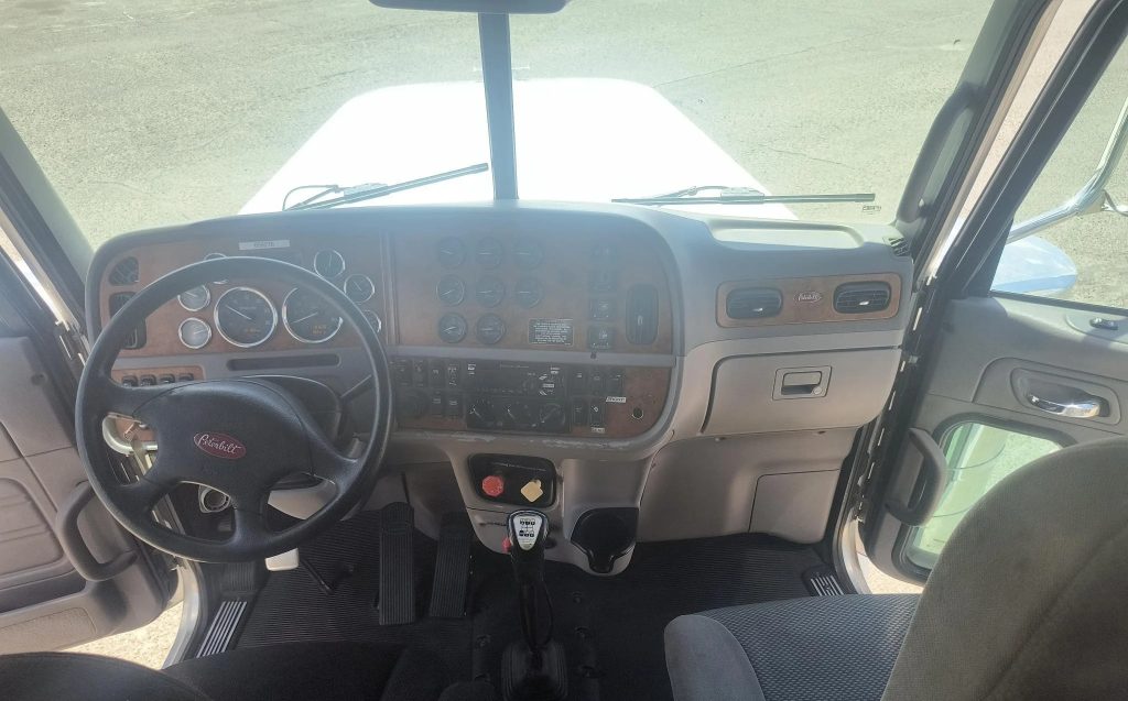 2009 PETERBILT 388 - Image 10