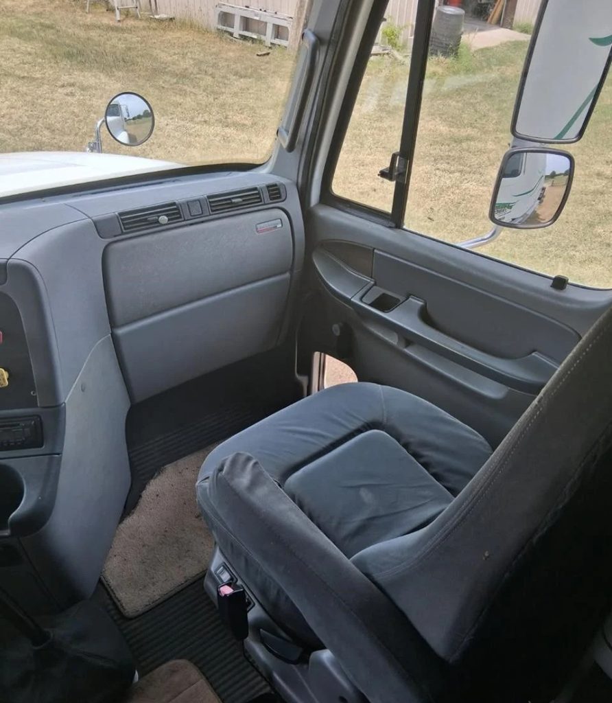2005 FREIGHTLINER COLUMBIA 120 - Image 10