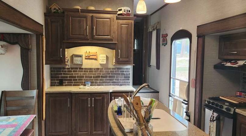 2016 Keystone Couger 35 FT - Image 7