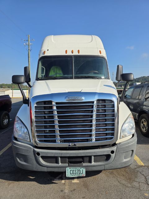 2015 Freightliner Cascadia - Image 2