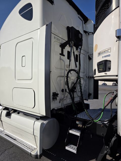 2015 Freightliner Cascadia - Image 3