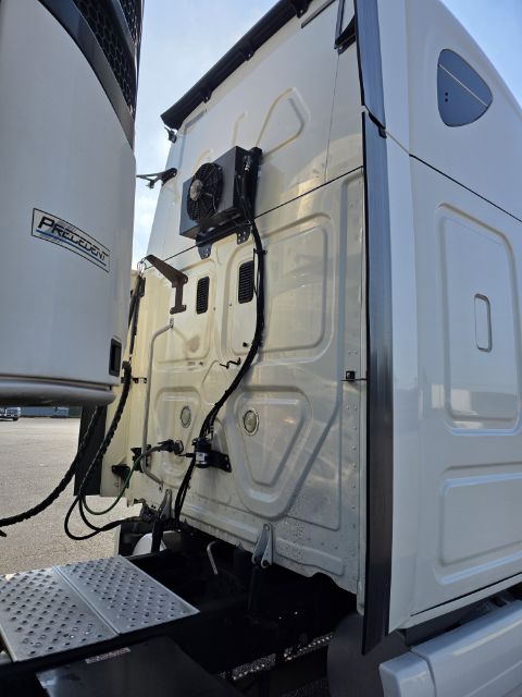 2015 Freightliner Cascadia - Image 4