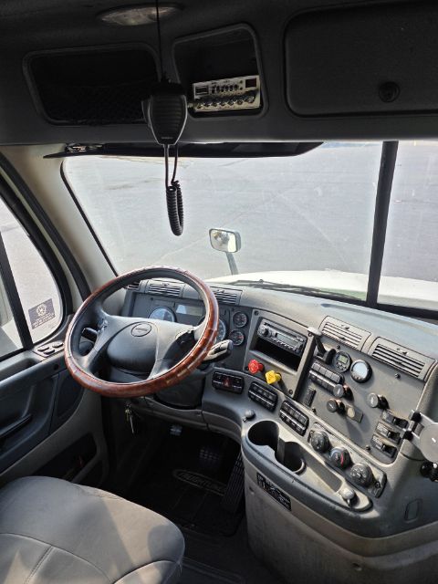 2015 Freightliner Cascadia - Image 8
