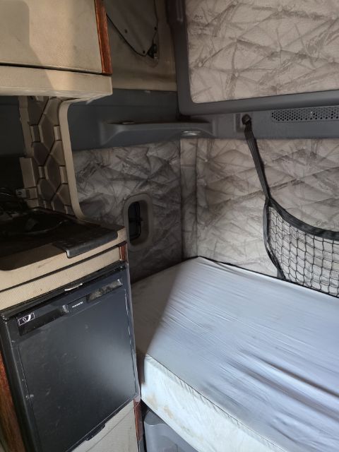 2015 Freightliner Cascadia - Image 9