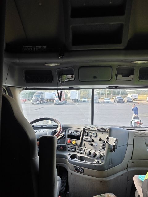 2015 Freightliner Cascadia - Image 10