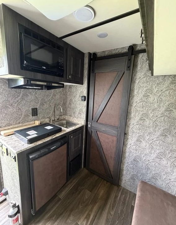 2023 Shadow Gooseneck Horse Trailer - Image 13