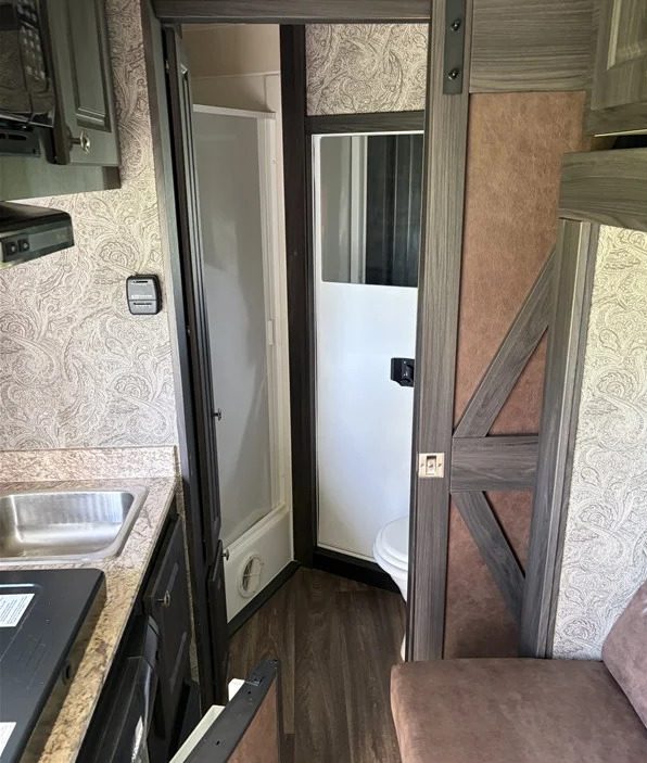2023 Shadow Gooseneck Horse Trailer - Image 15