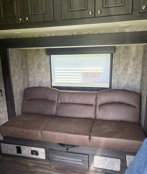 2023 Shadow Gooseneck Horse Trailer - Image 14