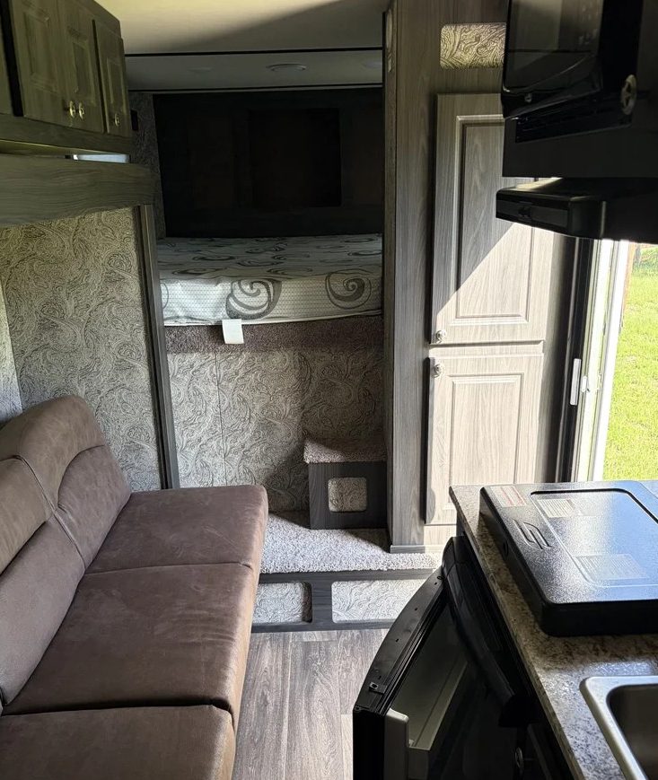 2023 Shadow Gooseneck Horse Trailer - Image 9