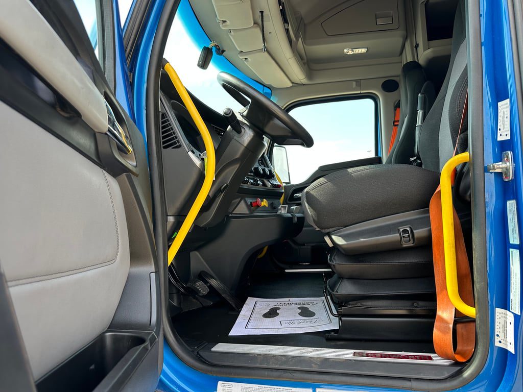 2023 Kenworth T680 - Image 12