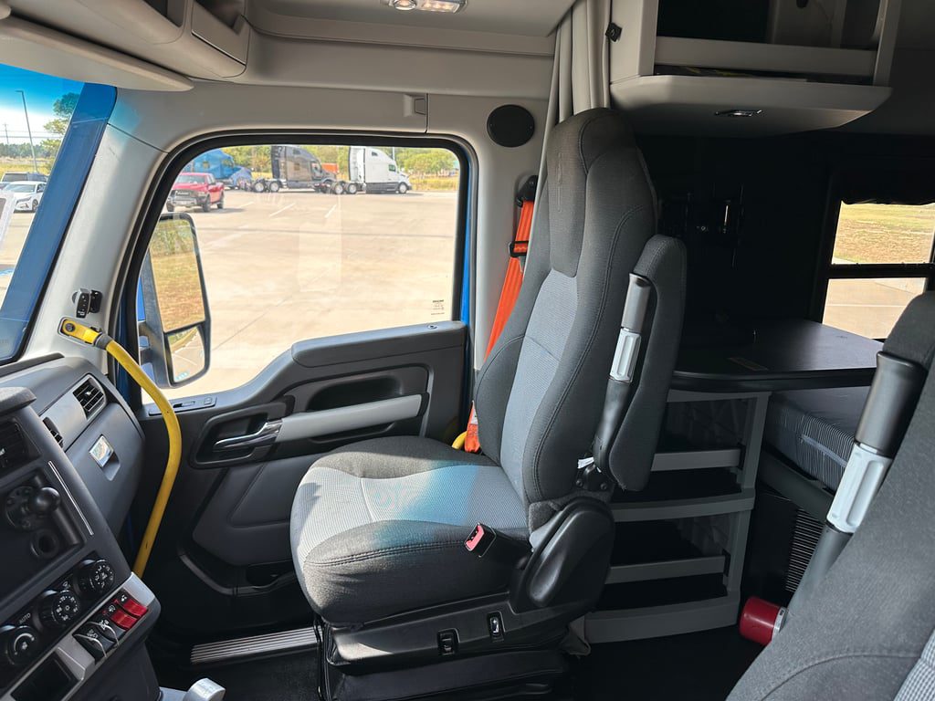 2023 Kenworth T680 - Image 11