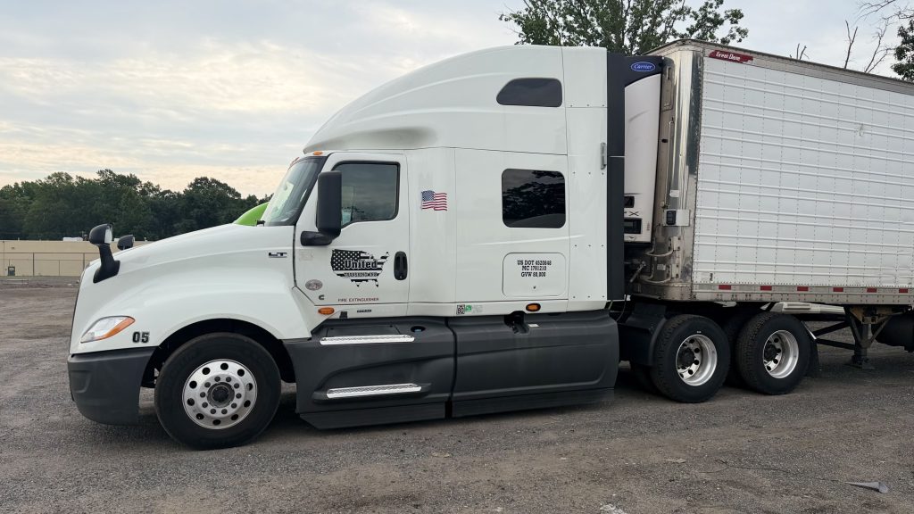 2022 International LT - Image 3