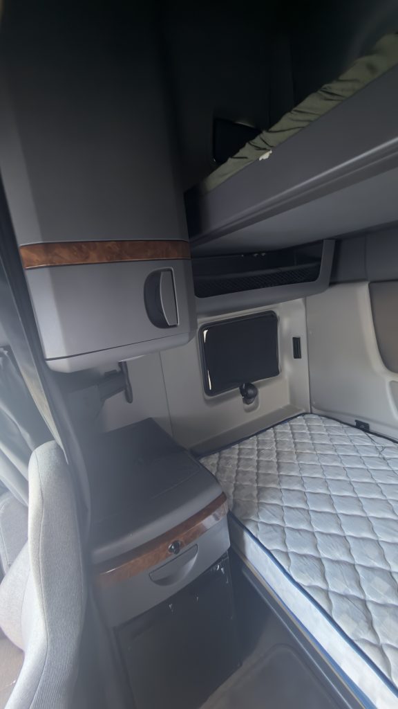 2022 International LT - Image 22