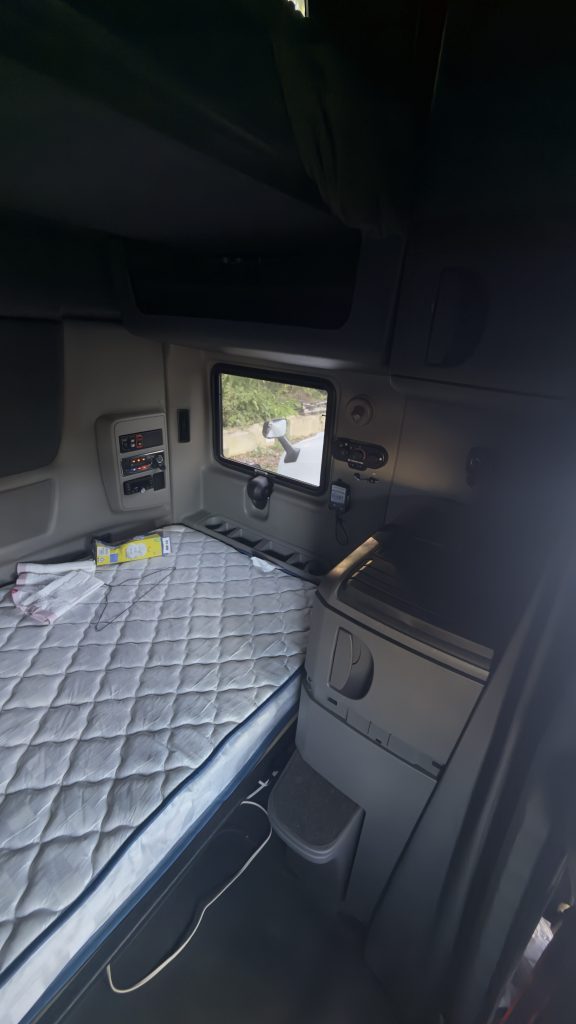 2022 International LT - Image 21