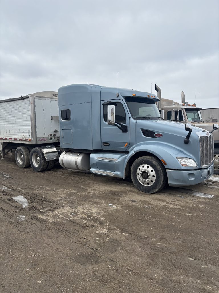 2016 Peterbilt 579 - Image 2