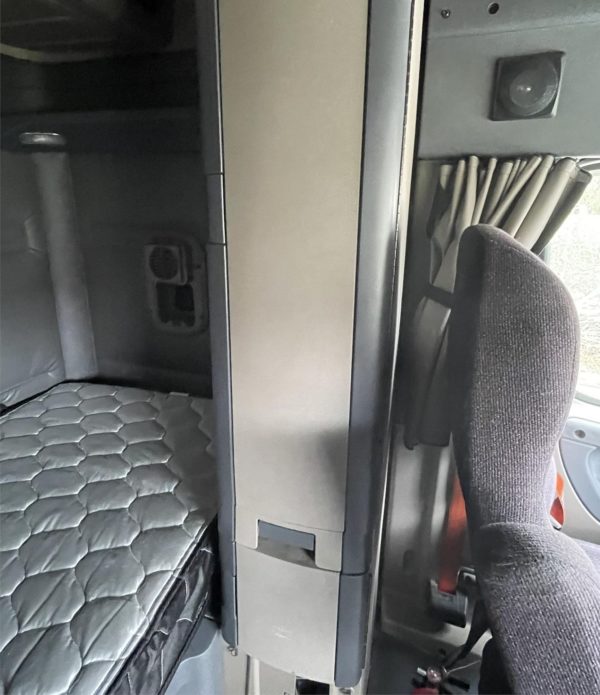 2016 Freightliner Cascadia 125 - Image 11